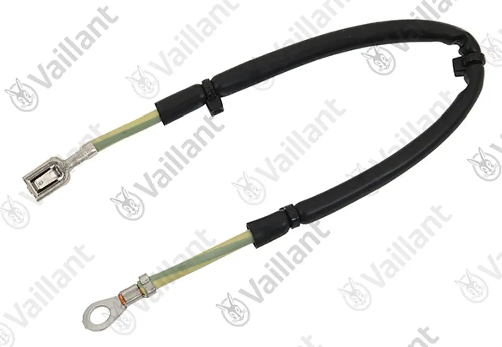 Vaillant Erdungskabel mit zwei Anschlüssen, einer flachen Steckverbindung und einer Ringanschlussöse. Kabel mit Isolierung sichtbar auf der gesamten Länge.